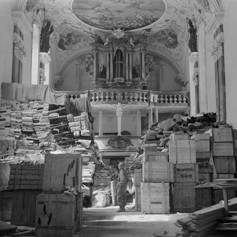 Bild zeigt in schwarzweiss  alte Kirche in Bayern im April 1945, gefüllt mutmasslich Nazi-Raubkunst 